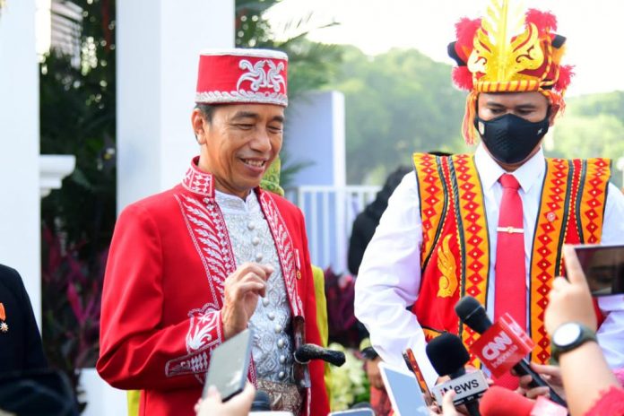 Presiden-Jokowi-Kenakan-Baju-Adat-Buton-pada-HUT-ke-77-Kemerdekaan-RI