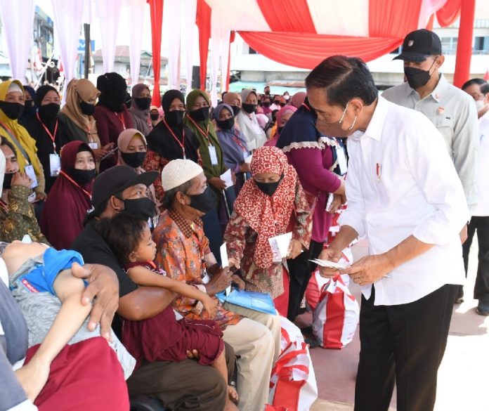 Presiden Jokowi didampingi Ibu Iriana Joko Widodo bersama peserta Program Keluarga Harapan (PKH) di Kabupaten Bengkayang, Kalbar (09 Agustu 2022). (Foto BPMI Setpres) BLT