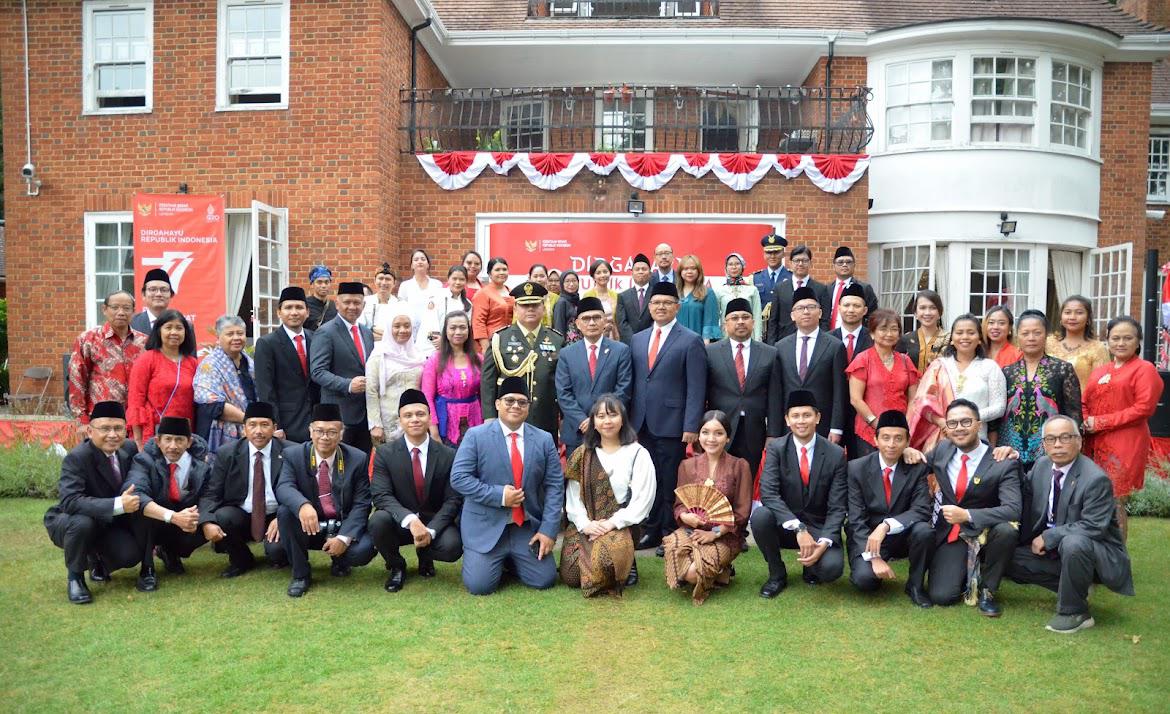 Foto Bersama peserta Upacara Kemerdekaan RI di London (Foto: Vera Herlina/Vibizmedia)