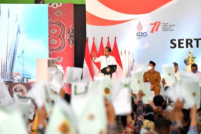 Penyerahan Sertifikat Tanah
