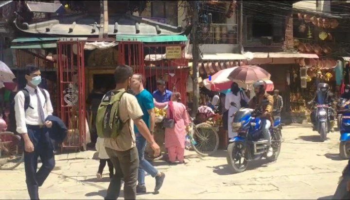 Lalu lalang motor melewati pasar Asan Bazar, Katmandu, Nepal. (Foto: Elipati S/ Kontributor Vibizmedia)