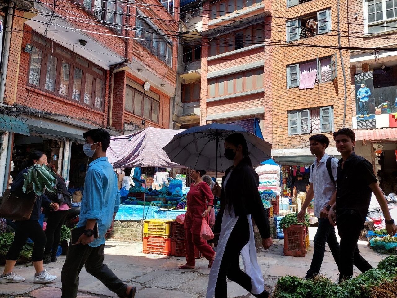 Aktifitas sehari-hari masyarakat setempat di Asan Bazar, Katmandu, Nepal. (Foto: Elipati S/ Kontributor Vibizmedia)