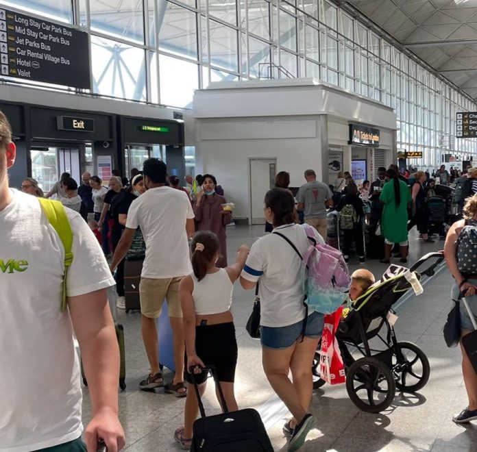 Suasana keramaian di bandara Stansted, London (Foto: Fanya/ vibizmedia)