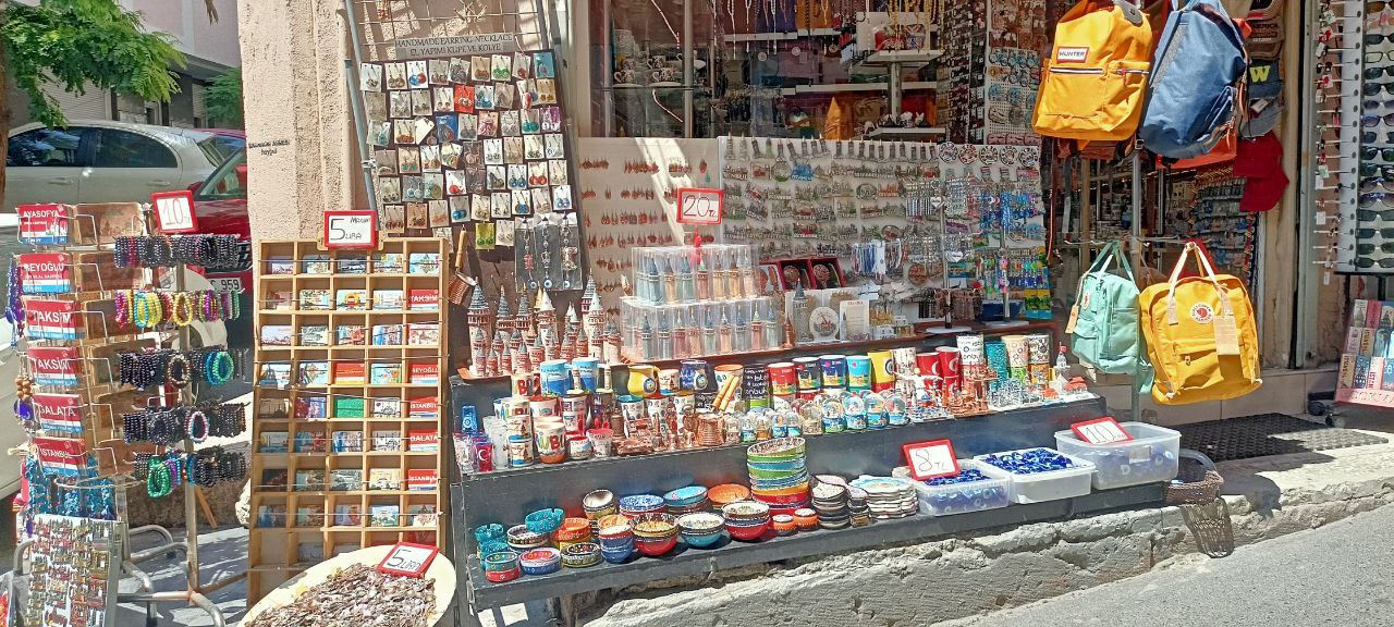 Kios penjual souviner di sekitar lokasi Galata Tower (Herwantoro/ Kontributor vibizmedia)