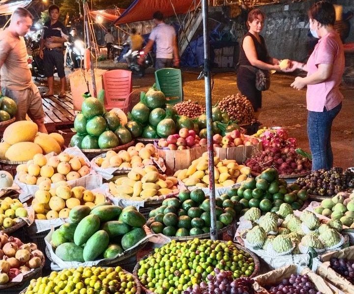 Beraneka macam buah segar ada di pasar Long Bien (Foto: Riris/ Kontributor Vibizmedia)