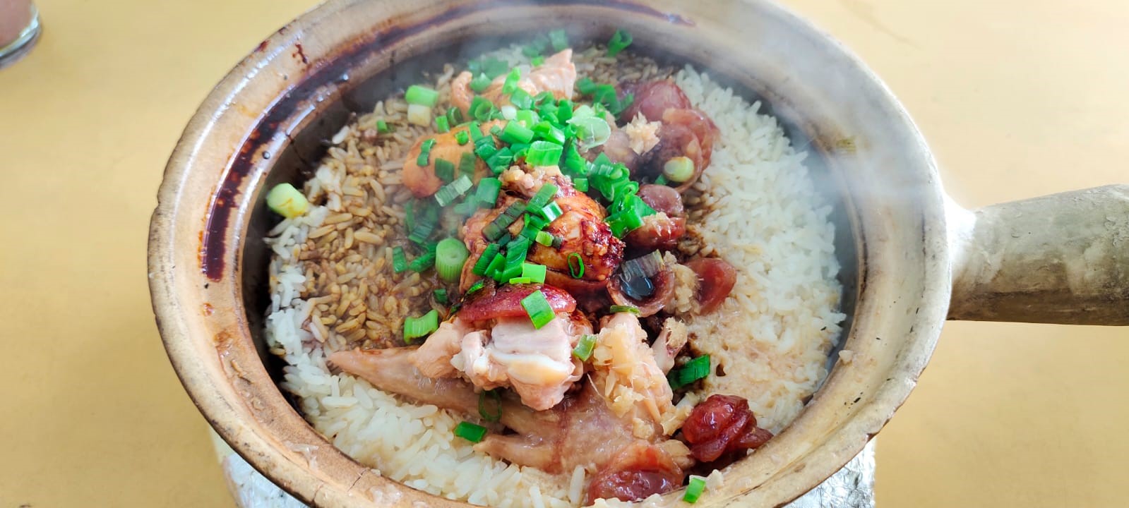 Nasi Claypot dimasak di atas api arang (Foto: Satrio D/ Kontributor Vibizmedia)
