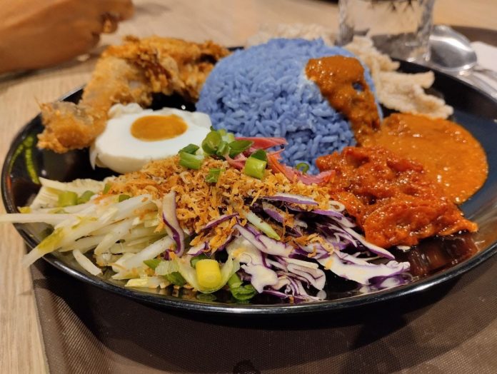 Nasi Kerabu Makanan khas Malaysia (Foto: Satrio D/ Kontributor Vibizmedia)
