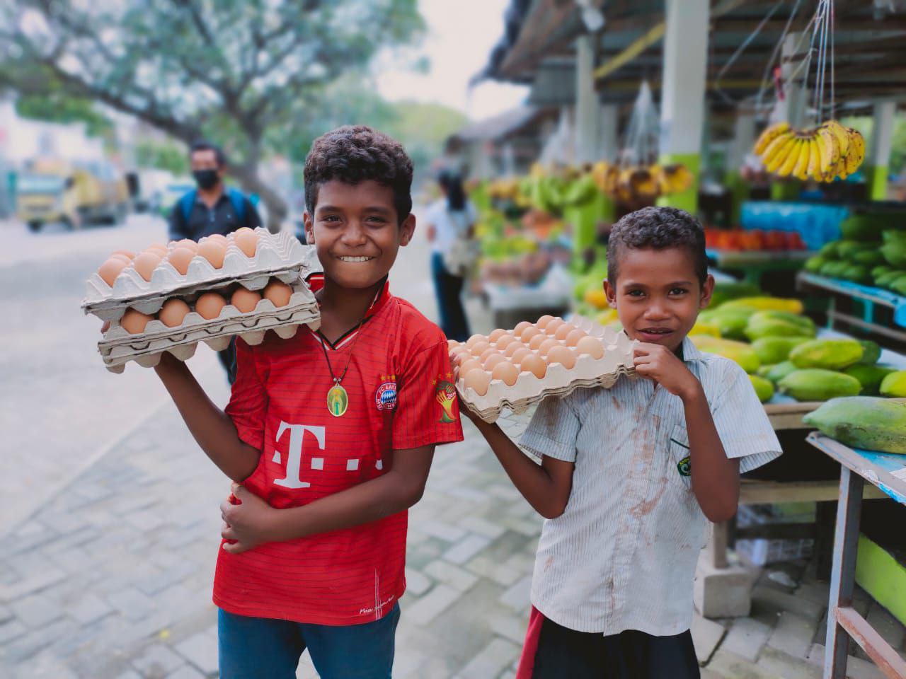   Anak kecil penjual telur rebus di Pasar Lecidere tersenyum gembira (Foto: Meggio Tarigan / Kontributor Vibizmedia)