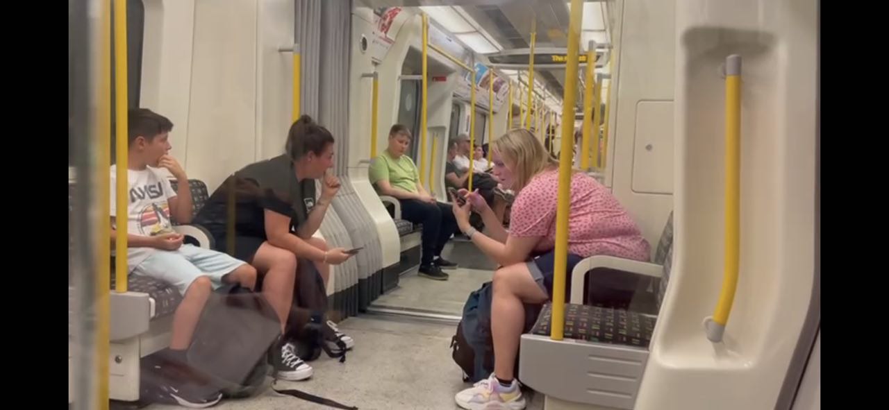 Suasana dalam kereta Underground London(Foto: Zefanya/ Vibizmedia)