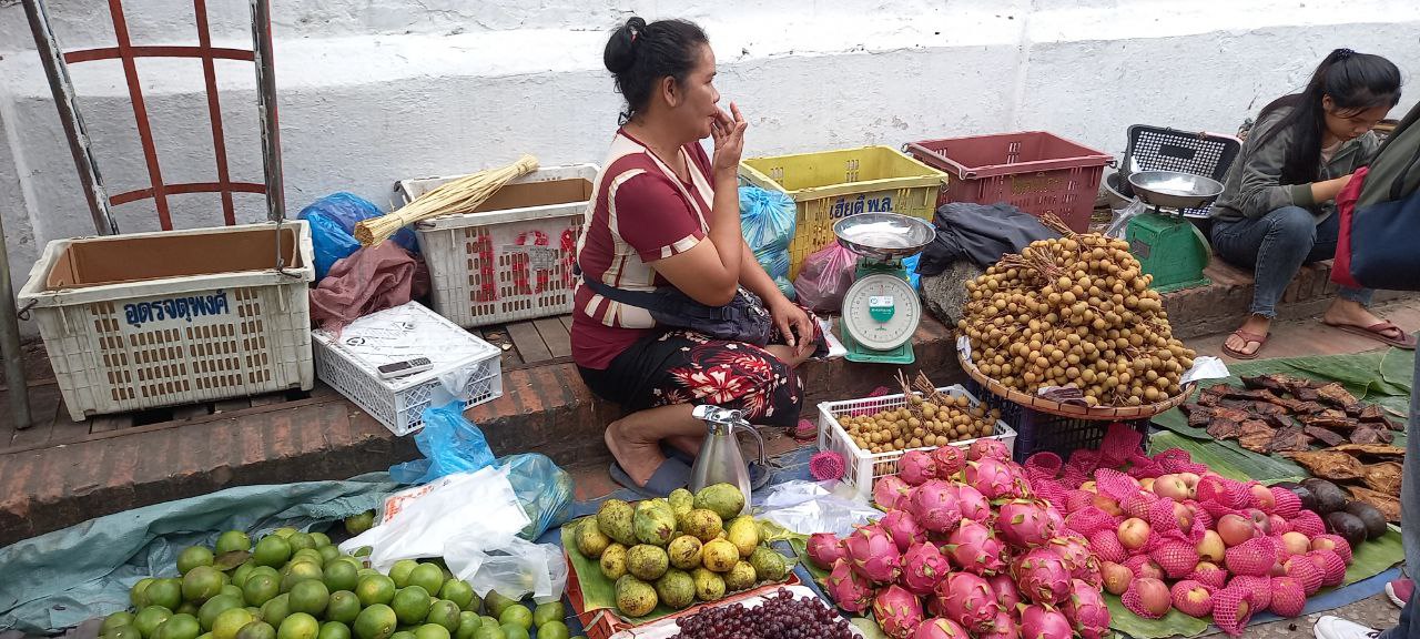 Buah-buahan banyak dijual dengan harga murah (Foto: Daniel Otto/Vibizmedia)