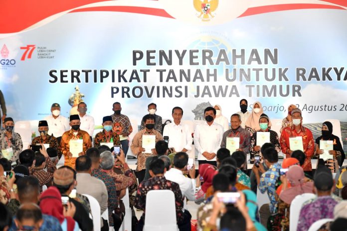 Penyerahan Sertifikat Tanah