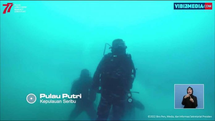 pengibaran bendera Merah Putih di bawah laut pengibaran bendera Merah Putih di bawah laut