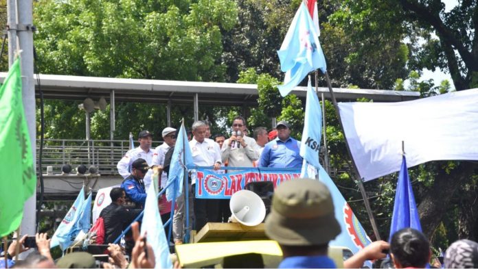Kepala Sekretariat Presiden Heru Budi Hartono Unjuk Rasa