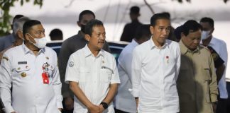 Menteri Kelautan dan Perikanan Sakti Wahyu Trenggono bersama Presiden Jokowi di Tual,Maluku