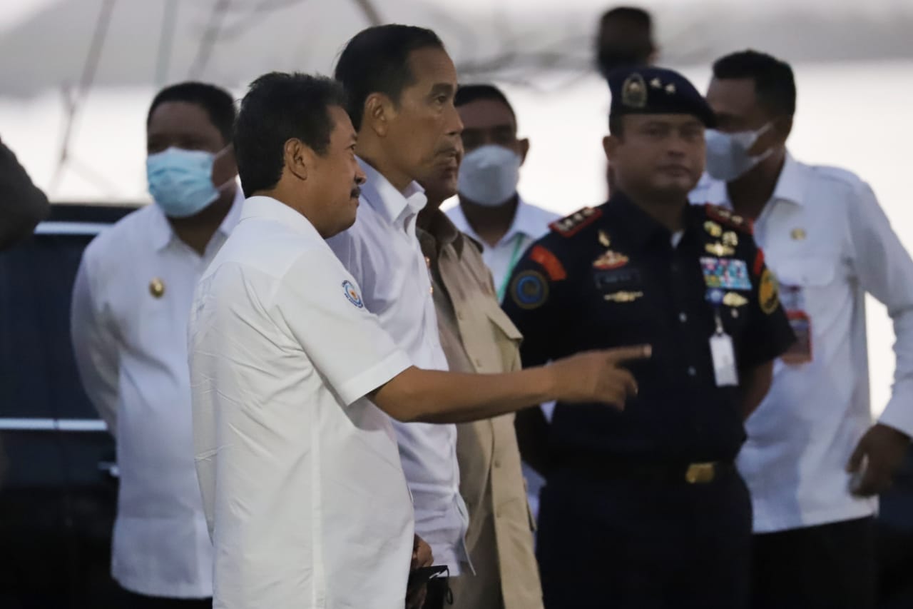 Menteri Kelautan dan Perikanan Sakti Wahyu Trenggono bersama Presiden Jokowi di Tual,Maluku