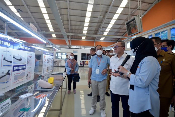 Menteri Perdagangan Zulkifli Hasan, melepas ekspor produk alas kaki produksi PT Pratama Abadi Industri dengan merek Nike senilai USD211 ribu menuju negara Belanda. NIKE