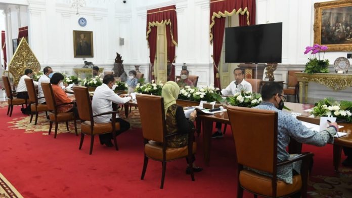 Presiden Joko Widodo pada Kamis, 8 September 2022, menggelar rapat terbatas di Istana Merdeka Jakarta, terkait persiapan Indonesia menjadi tuan rumah Piala Dunia FIFA U20 pada tahun 2023 mendatang. FIFA U-20