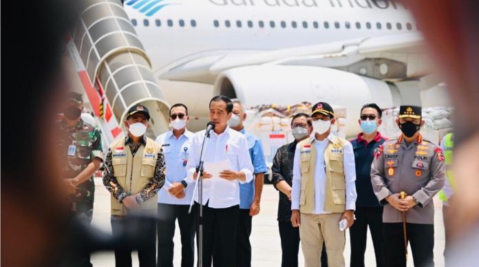 Presiden Joko Widodo secara resmi melepaskan bantuan kemanusiaan dari pemerintah Indonesia kepada korban bencana banjir dan tanah longsor di Pakistan Bantuan Kemanusiaan Indonesia