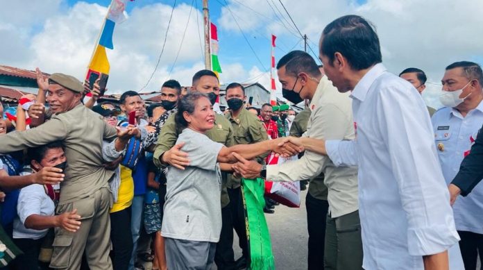 Ribuan warga menyambut dengan gembira kedatangan Presiden Joko Widodo di Kepulauan Tanimbar, pada Jumat, 2 September 2022. Kunjungan Kerja Presiden