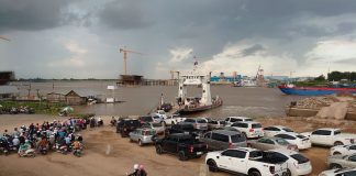 Kapal Ferry alat Transportasi Kota Phnom Penh Kamboja