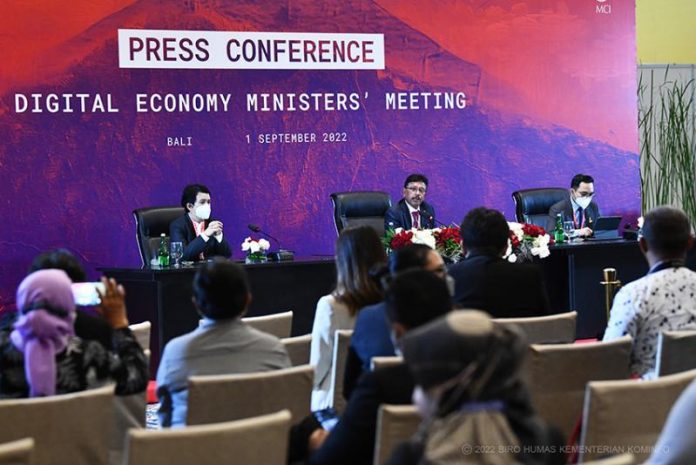 Menteri Komunikasi dan Informatika Johnny G. Plate Menteri Komunikasi dan Informatika Johnny G. Plate