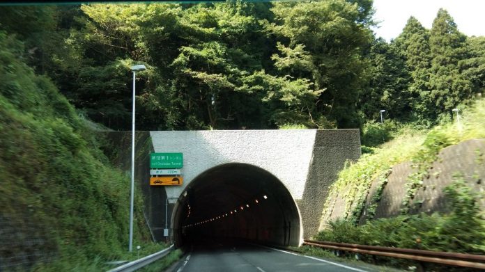 terowongan 1 Terowongan Menembus Gunung Di Jepang