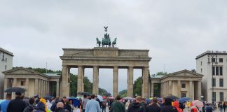 Wisata ke Brandenburg Gate Berlin, Jerman