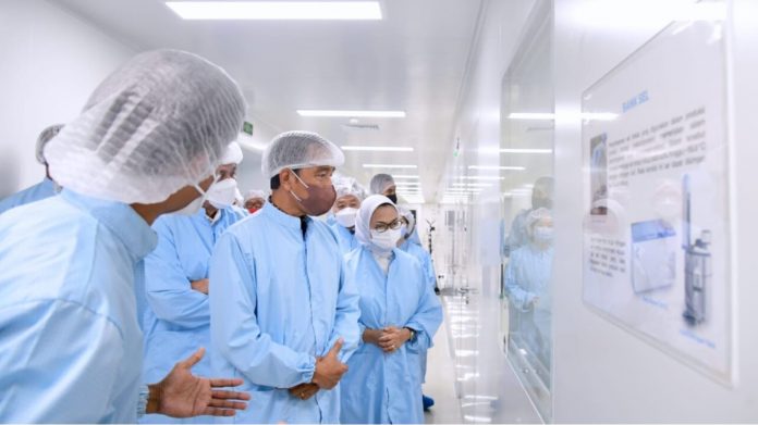 Presiden Joko Widodo meninjau fasilitas pabrik biofarmasi PT Etana Biotechnologies Indonesia Biofarmasi