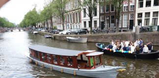 Naik Perahu Keliling Kanal di Amsterdam