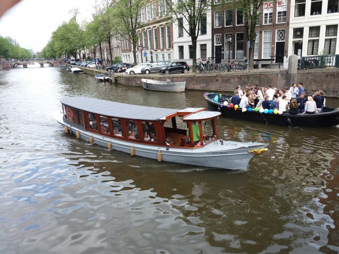 Naik Perahu Keliling Kanal di Amsterdam