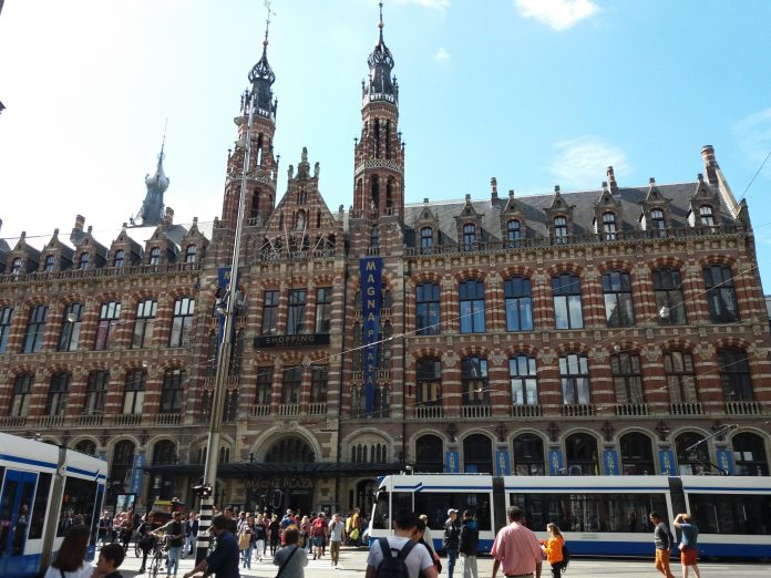 Pusat Perbelanjaan Magna Plaza Amsterdam