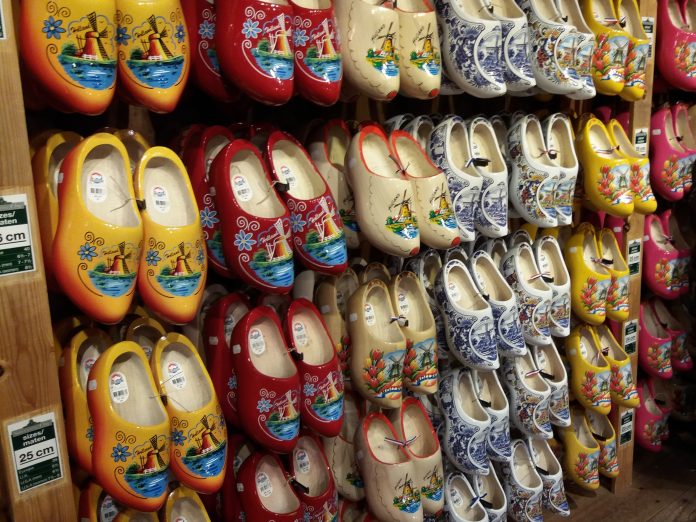 Klompen Sepatu Kayu Khas Negeri Belanda