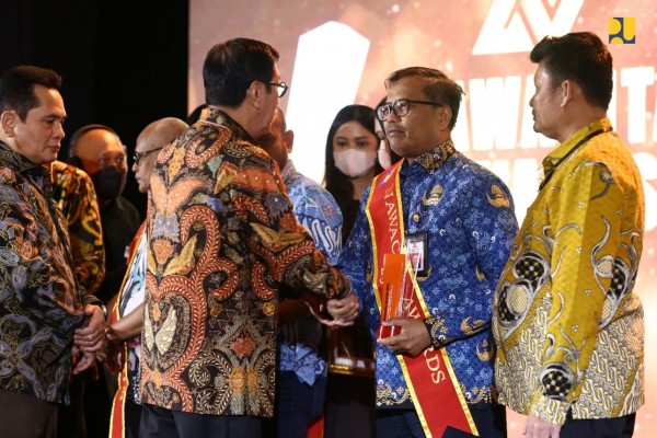 menteri-basuki-raih-penghargaan-nawacita-awards-2022-kategori-kemajuan-infrastruktur-dan-industri-da4f814f-abf4-4ccf-8819-0dd4102db671