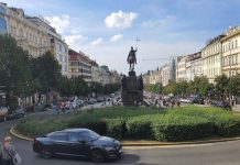 Patung Saint Wenceslaus ada di Praha