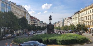 Patung Saint Wenceslaus ada di Praha