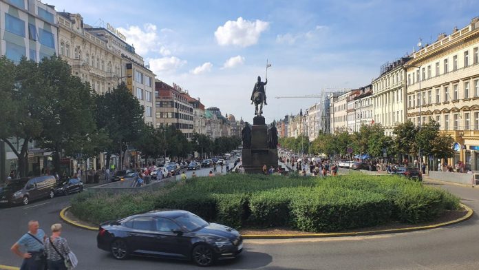 Patung Saint Wenceslaus ada di Praha
