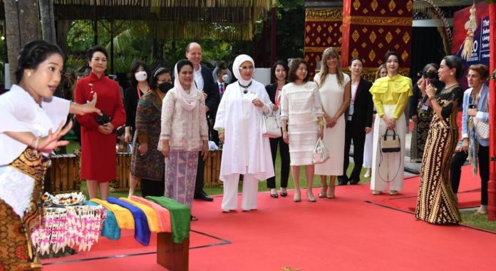 Ibu Iriana Joko Widodo melakukan pertemuan dengan para pendamping pemimpin negara-negara G20 G20