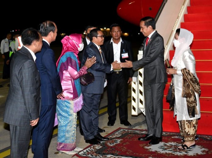 Presiden dan Ibu Iriana Jokowi tiba di Phnom Penh, Kamboja, Rabu (09 Nov 2022) malam. (Foto BPMI Setpres) Presiden Jokowi