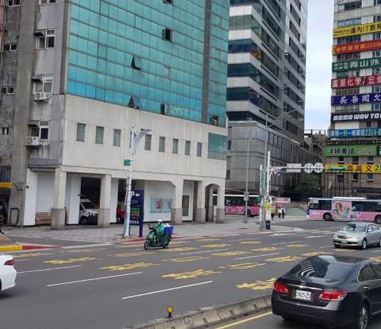 Jalan Raya Kota Taipei Indah dan Modern