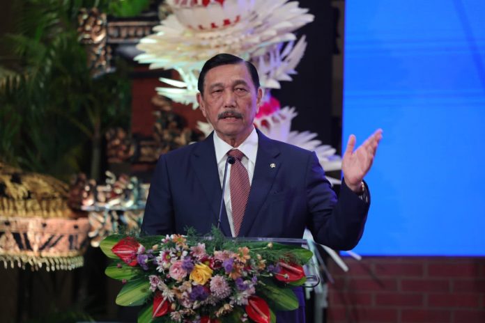 Menko Marves Luhut saat menutup Penyelenggaraan Harvesting Gernas BBI di rumah Radak Pontianak, Kalbar, Jumat (9 Des 2022). perekonomian indonesia