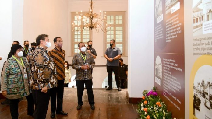 Presiden Joko Widodo menerima penjelasan mengenai sejarah Gedung A. A. Maramis, Kementerian Keuangan, Jakarta, dari Menteri Koordinator Bidang Perekonomian Airlangga Hartarto Gedung A. A Maramis