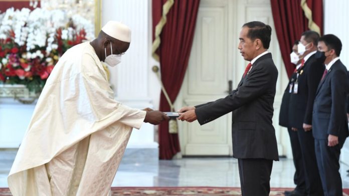 Presiden Joko Widodo menerima surat kepercayaan dari enam duta besar luar biasa dan berkuasa penuh negara-negara sahabat di Ruang Kredensial, Istana Merdeka, Jakarta, pada Kamis, 1 Desember 2022. Dubes LBBP