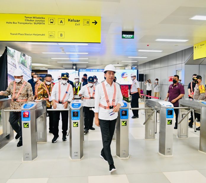 Presiden Jokowi Meninjau Pembangunan LRT Jabodebek TMII