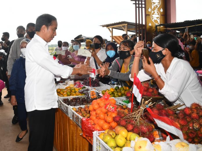Presiden dan Ibu Iriana Kunjungi Pasar Utan, Kabupaten Sumbawa