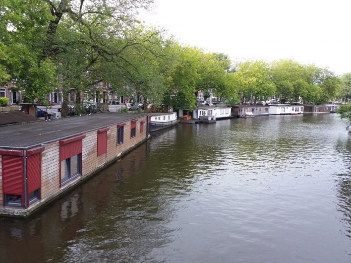 Rumah Perahu di Kanal Amsterdam