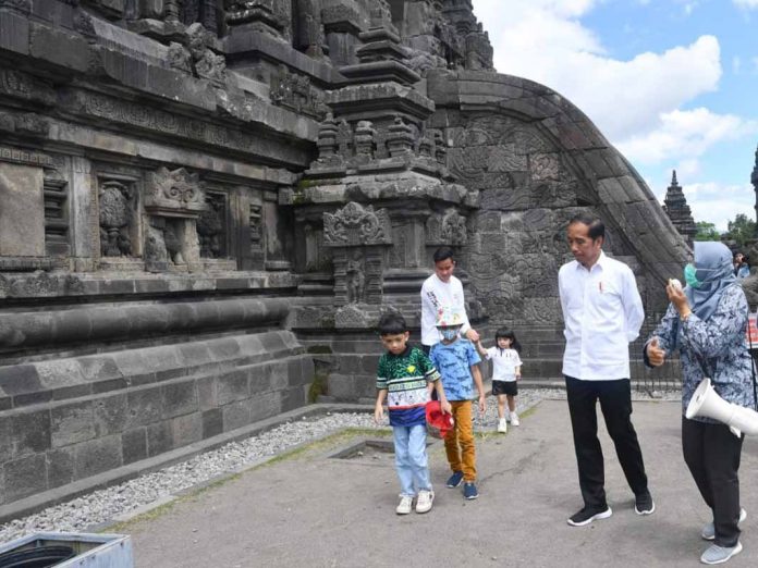 Ajak-Cucu-ke-Candi-Prambanan