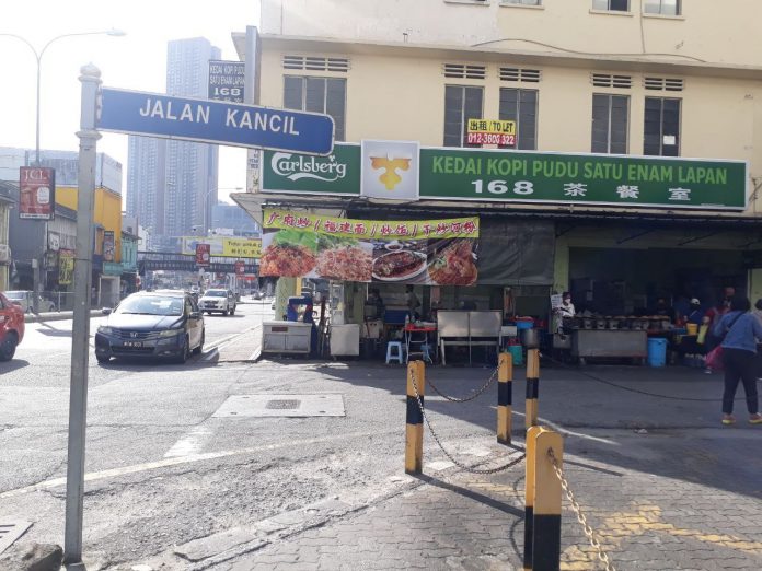 Masakan jalanan Malaysia Nasi Ayam Claypot
