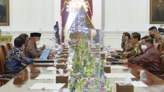 Presiden Joko Widodo memimpin rapat terbatas membahas tindaklanjut rekomendasi Tim PPHAM, pada Senin, 16 Januari 2023 di Istana Merdeka Pelanggaran HAM