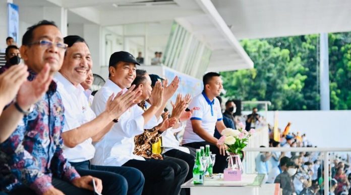 Presiden Joko Widodo menyaksikan pertandingan cabang olahraga lari estafet regu putra dan putri dalam kompetisi Student Athletics Championship Indonesia di Stadion Madya Gelora Bung Karno Persatuan Atletik Seluruh Indonesia