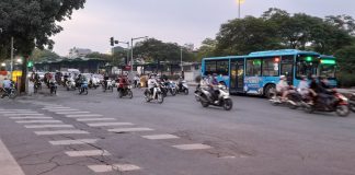 Lalu Lintas di Hanoi Penuh Kendaraan Roda Dua